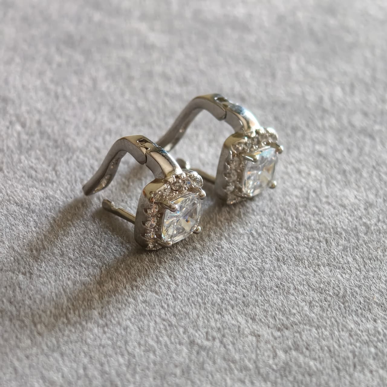 SOLITAIRE HUGGIES STUDS