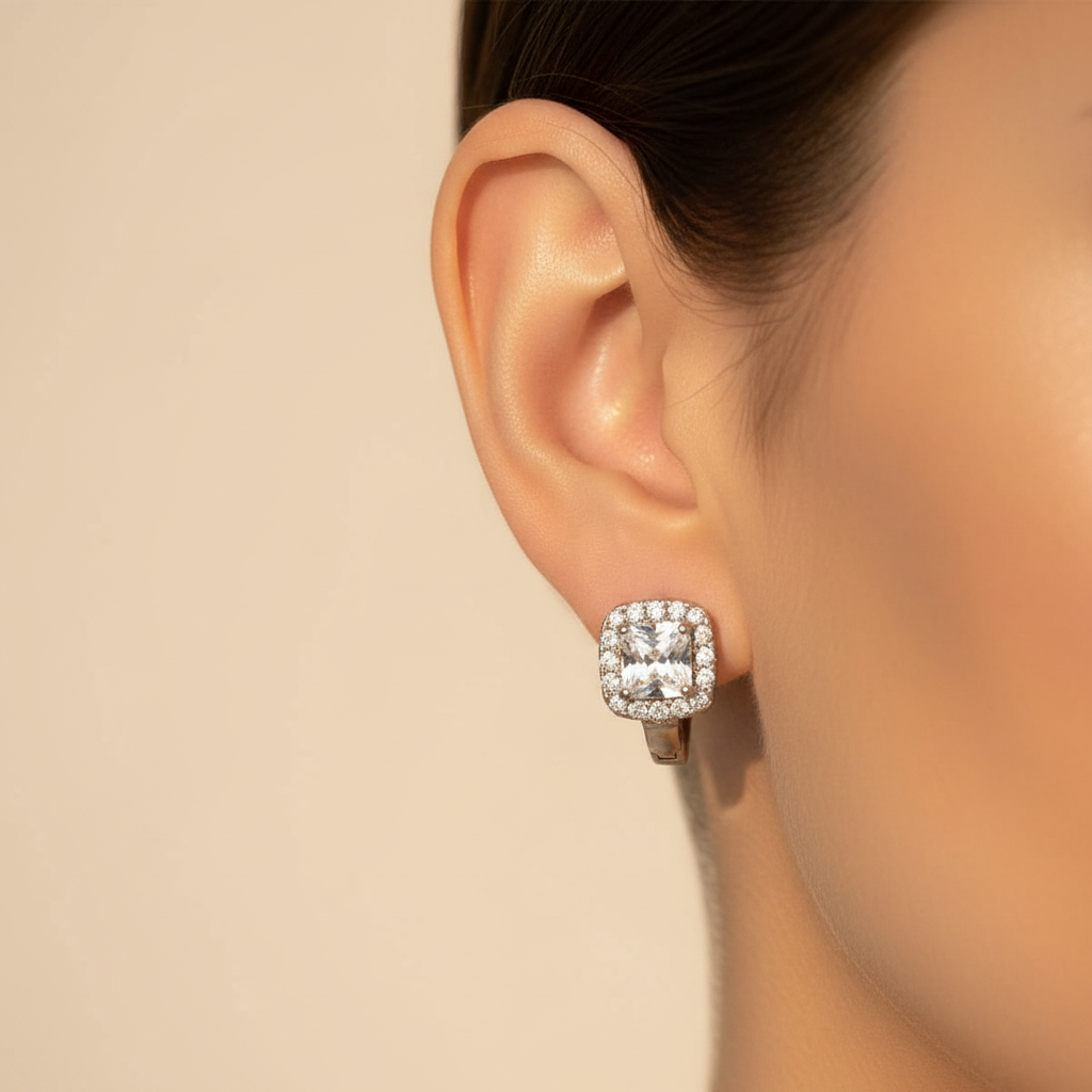 SOLITAIRE HUGGIES STUDS