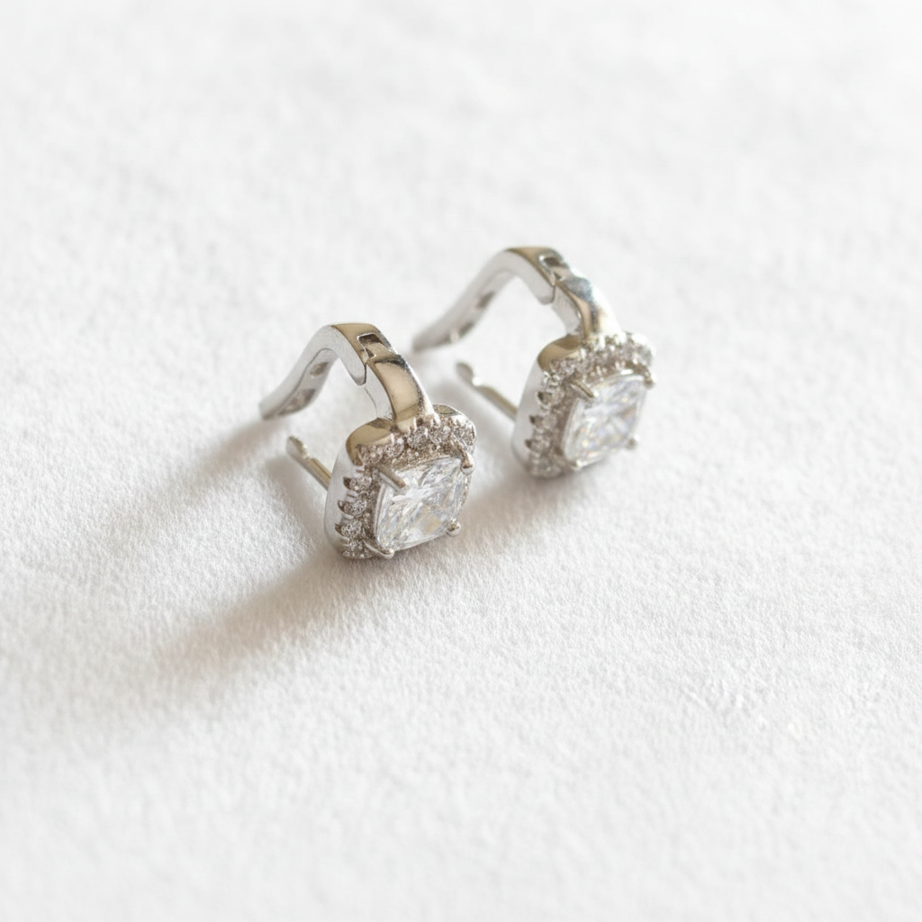 SOLITAIRE HUGGIES STUDS
