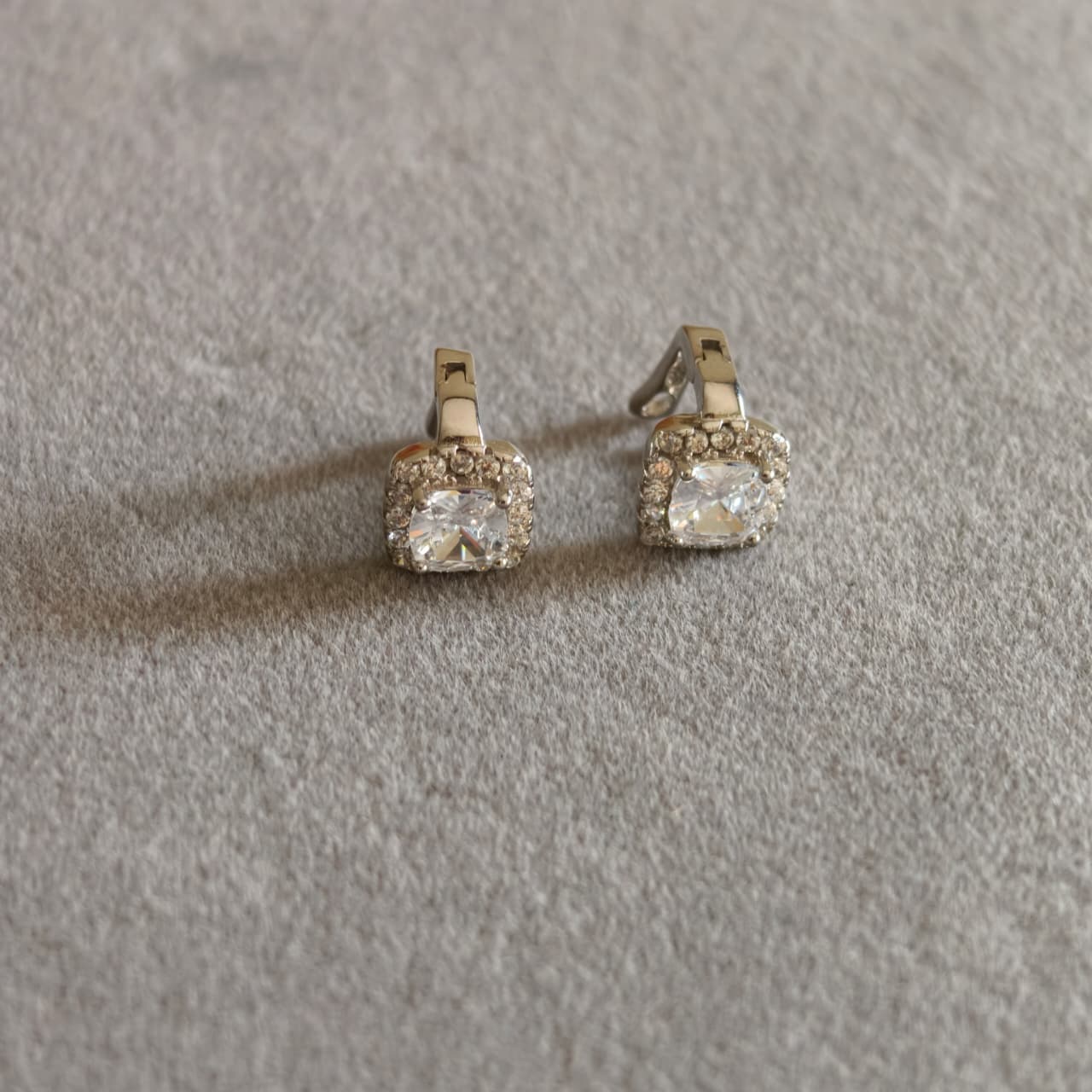 SOLITAIRE HUGGIES STUDS